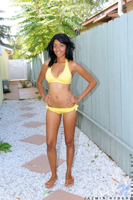 Chocolate girl Jazmin Ryder peels off her yellow bikini and poses nude in the backyard